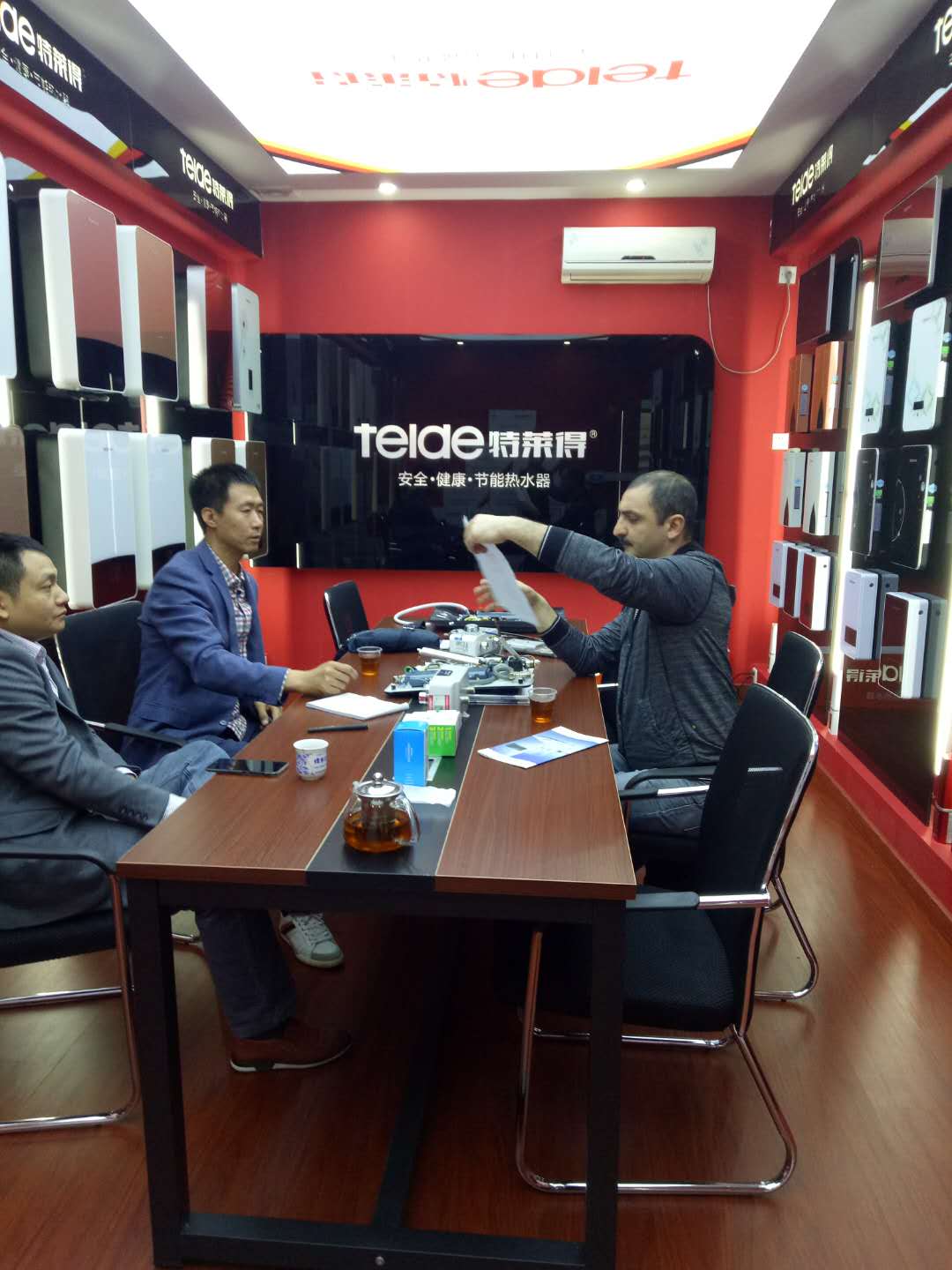 烈歡迎俄羅斯客戶蒞臨我司，恭賀成功簽約！